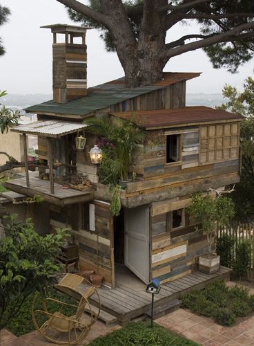 Dream Treehouse Made from Pallets and Reclaimed Wood!